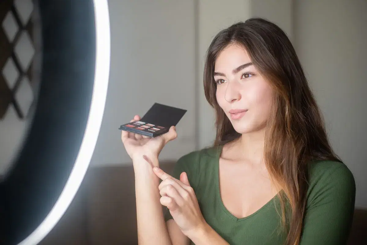 Lojista gravando chamada para a live com ring light